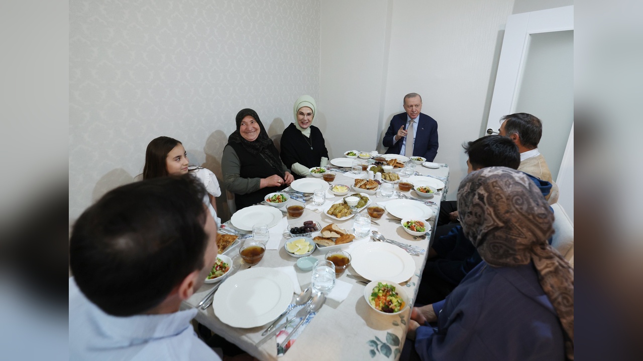 Cumhurbaşkanı Erdoğan ve Eşi, Vatandaşla İftar Sofrasında Buluştu