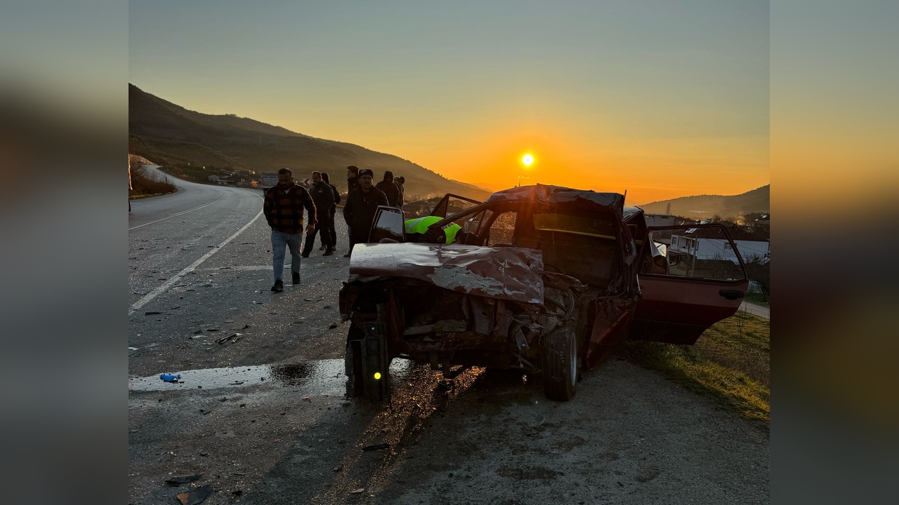 Bursa'da Trafik Kazası: 1 Kişi Hayatını Kaybetti, 2 Yaralı