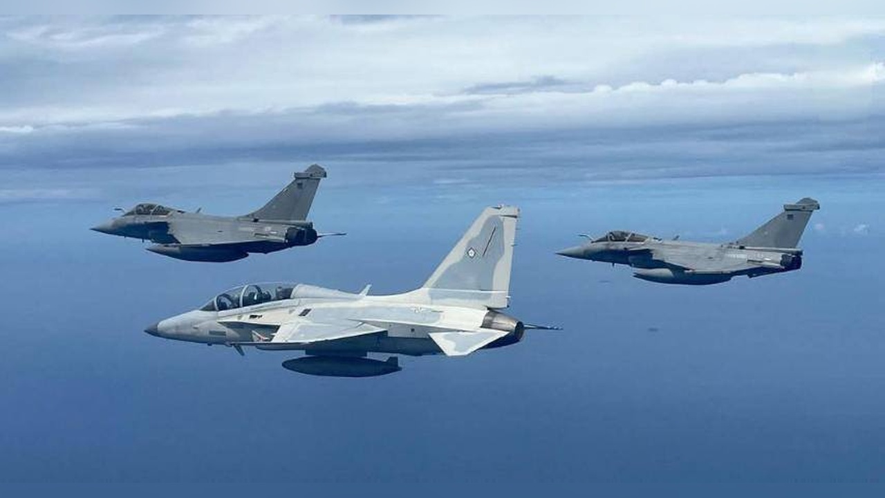 Filipinler'de Savaş Uçağı Kazası: İki Kişi Hayatını Kaybetti