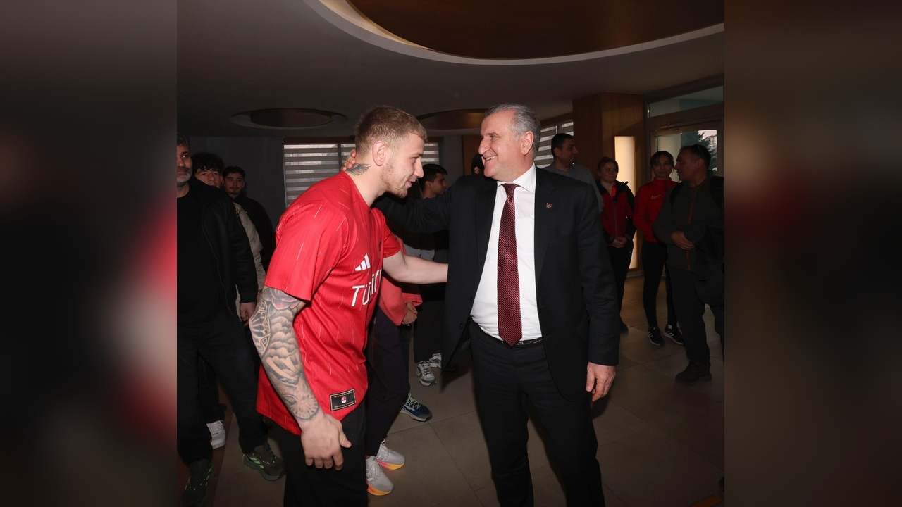 Bakan Bak, Milli Sporcularla İftar Programında Buluştu