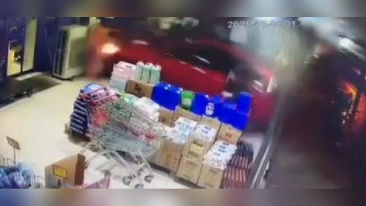 Market İçine Giren Otomobilin Kazası Güvenlik Kamerasında Görüntülendi