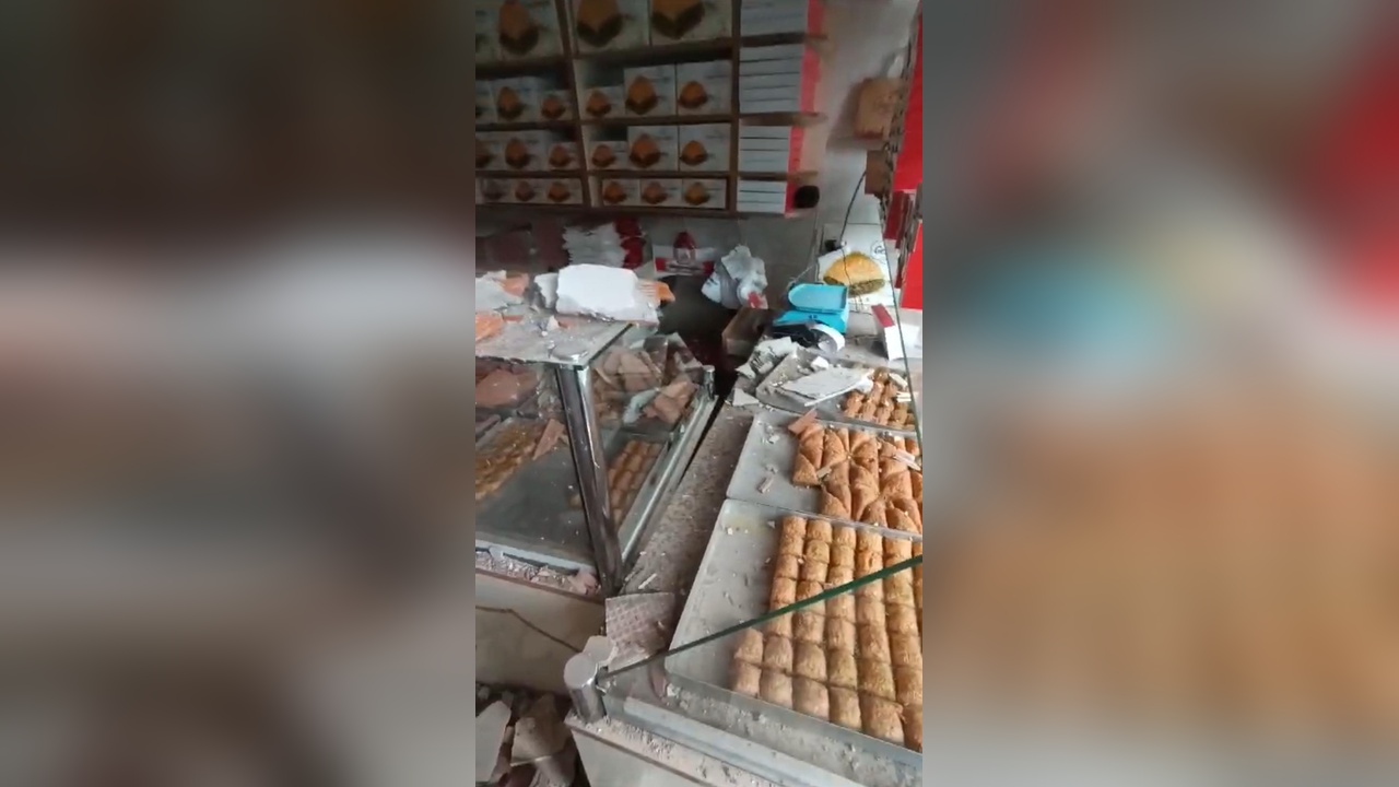 Sultangazi'de Kamyon Baklavacı Dükkanına Girdi