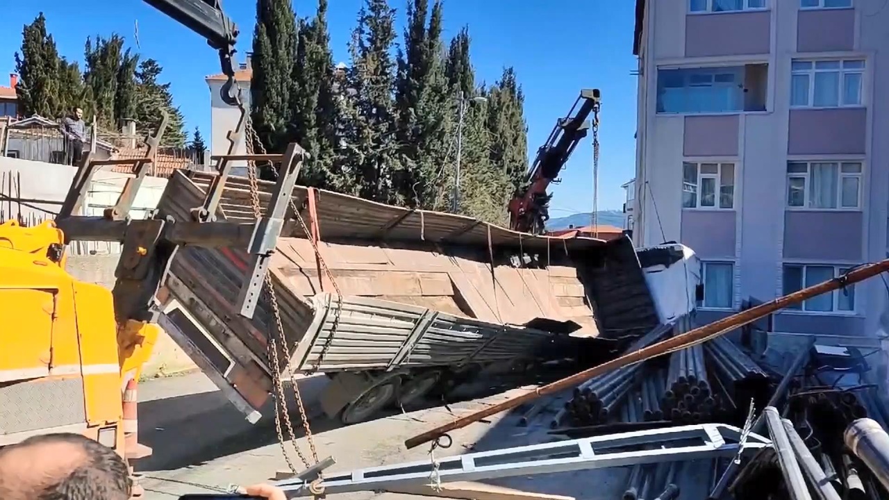 Sarıyer'de Freni Arızalanan TIR Yan Yattı, Şoför Yaralandı