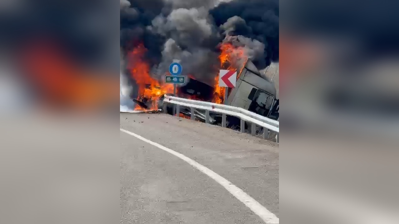 TIR Kazasında İş Makinesi Alev Aldı: 3 Yaralı