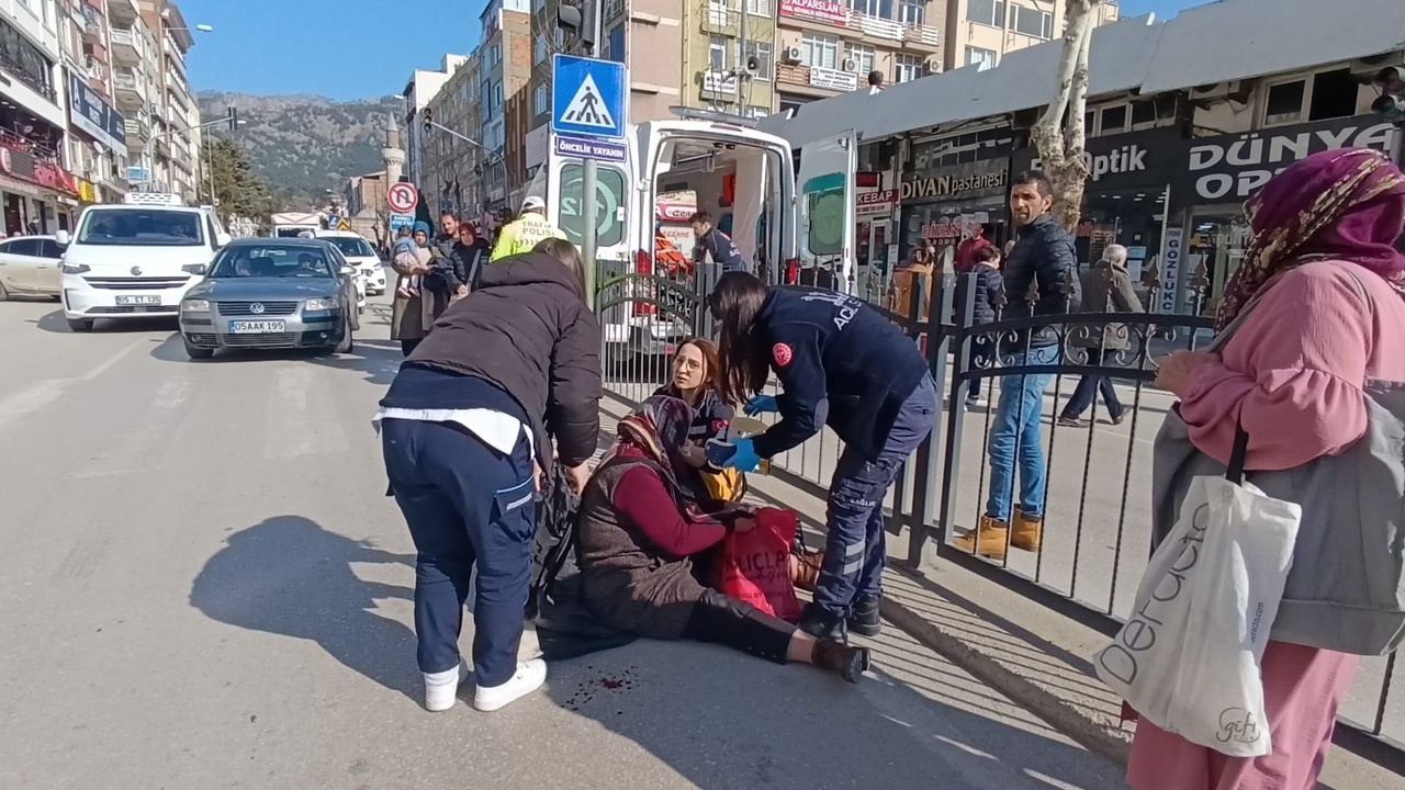 Yaya Geçidinde Otomobil Çarpması: Kadın Yaralandı