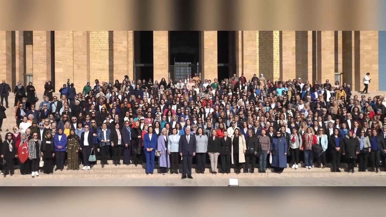 Dervişoğlu ve Kadın Parti Üyeleri Anıtkabir'i Ziyaret Etti