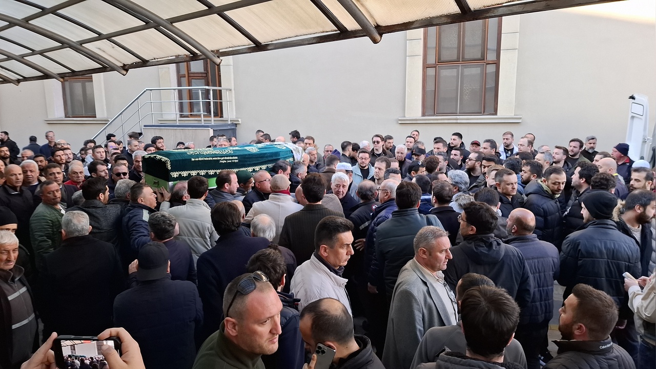 Yeni doğan bebekleriyle eve dönerken hayatlarını kaybeden çift toprağa verildi