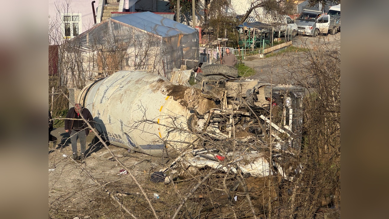 Ordu'da Beton Mikseri Devrildi, Sürücü Yaralandı