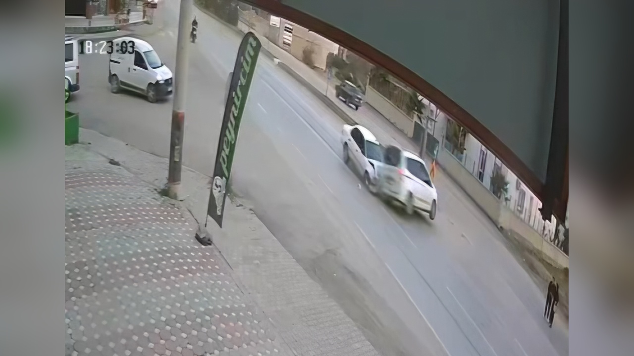 Otomobillerin Çarpıştığı Kaza Güvenlik Kamerasında Görüntülendi