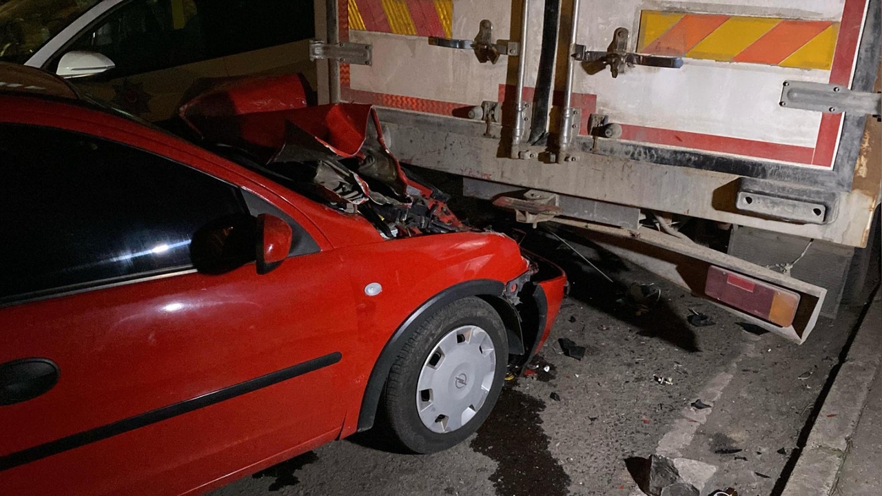 Alkollü Sürücünün Kamyonla Çarpması Sonucu 5 Kişi Yaralandı