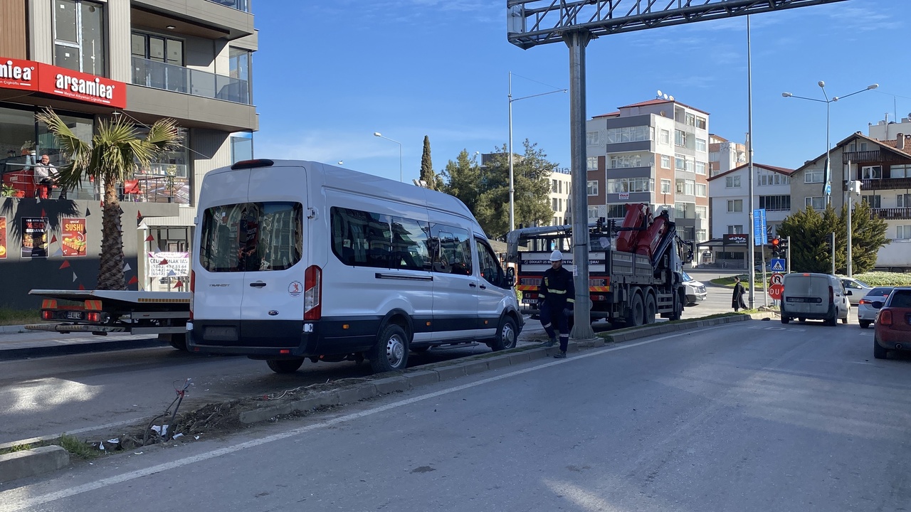Minibüs Kazasında Sürücü Hayatını Kaybetti