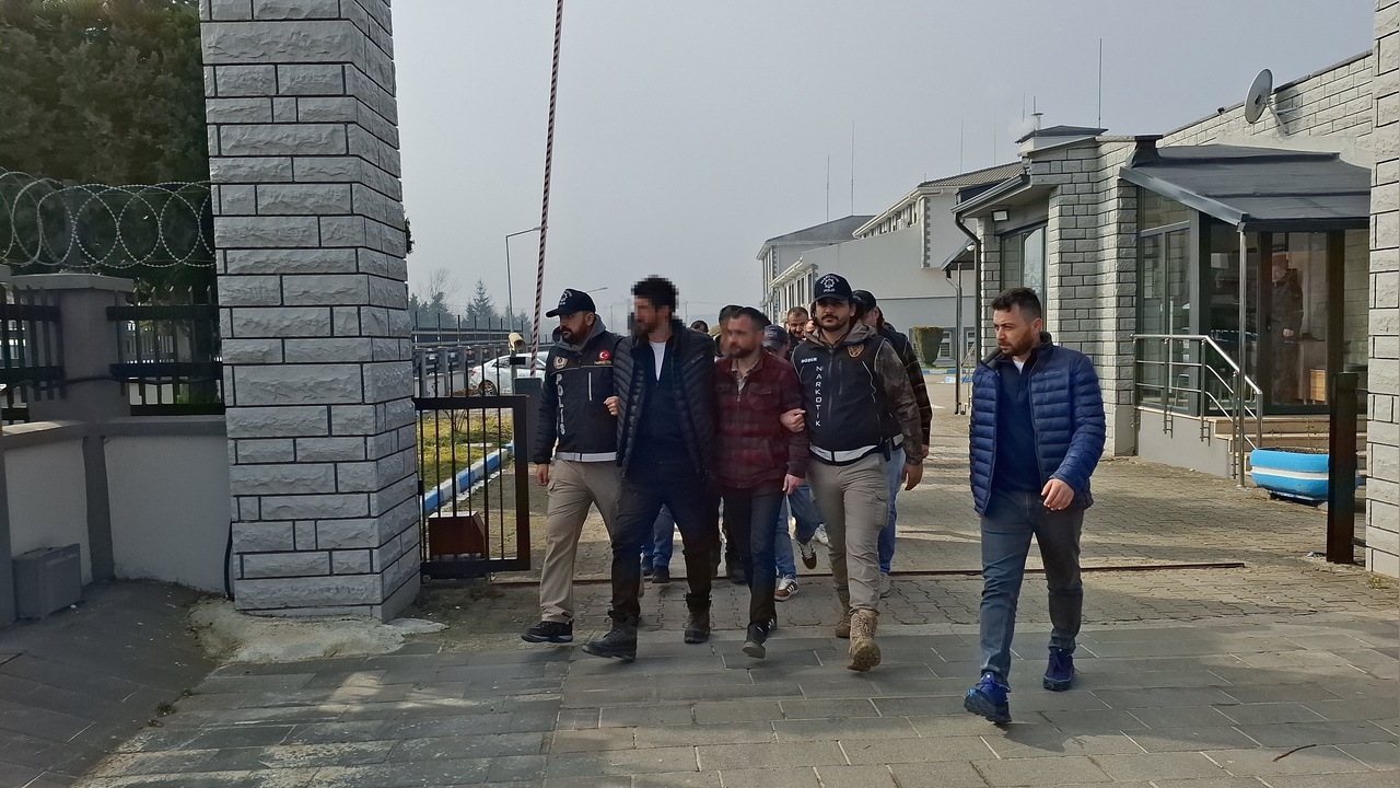 Düzce'de Uyuşturucu Operasyonu: 20 Kişi Gözaltında
