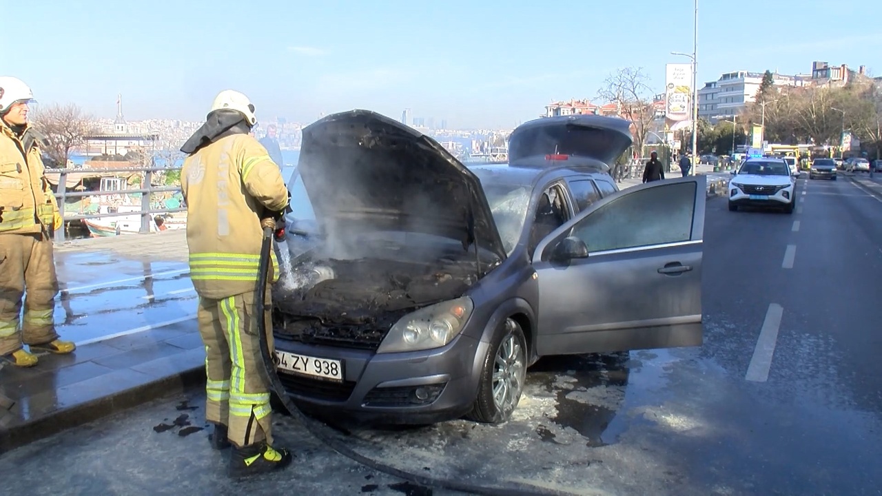 Üsküdar'da Otomobil Yangını: Sürücü Gözyaşlarına Boğuldu