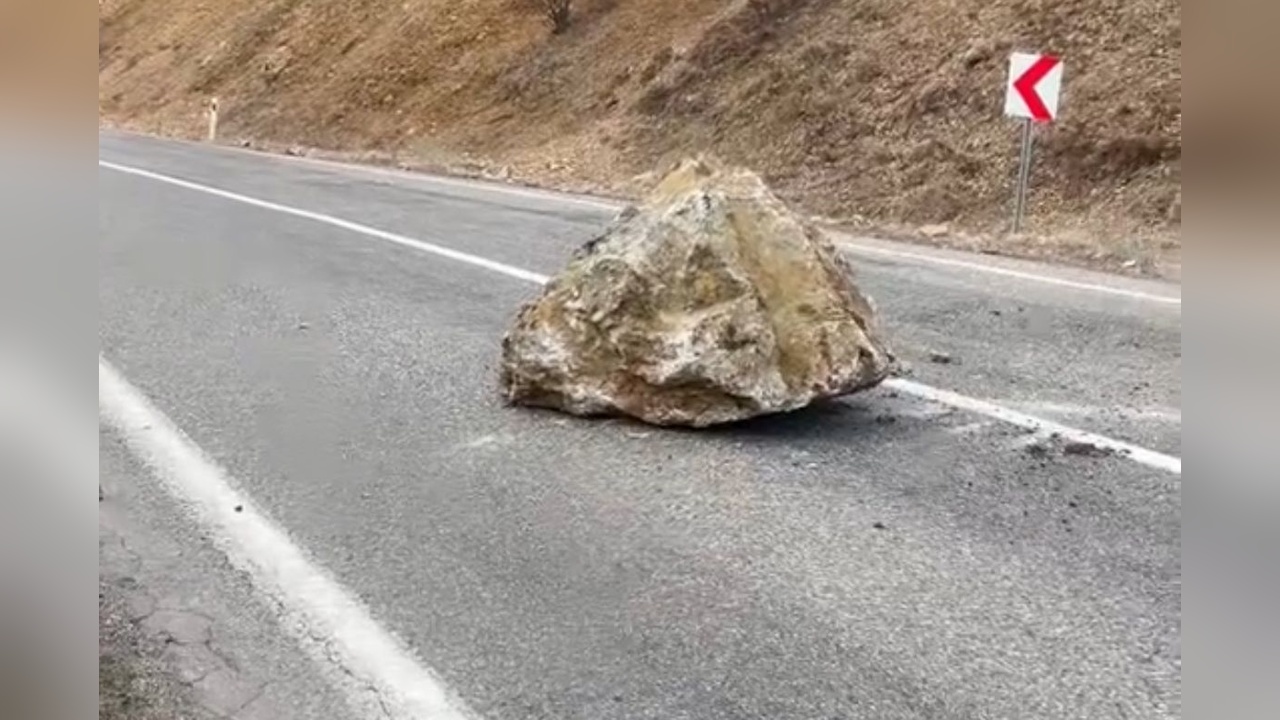 Yamaçtan Düşen Kaya Parçaları Trafiği Tehdit Ediyor