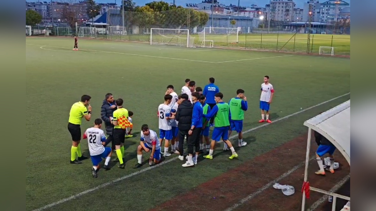 Hakem, Ramazan'da Oruçlu Futbolcular İçin Düdük Çaldı