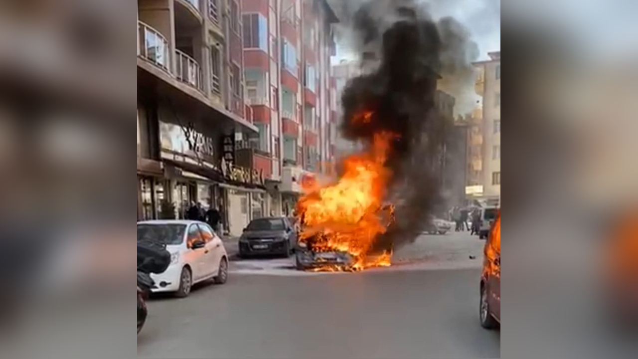 Cadde Ortasında Hafif Ticari Araç Yangını