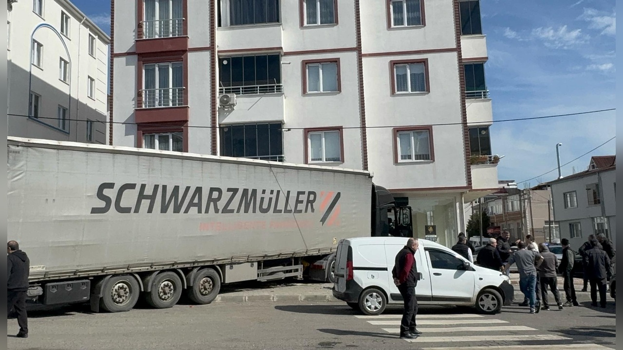 TIR, dükkana çarparak şoförünü yaraladı