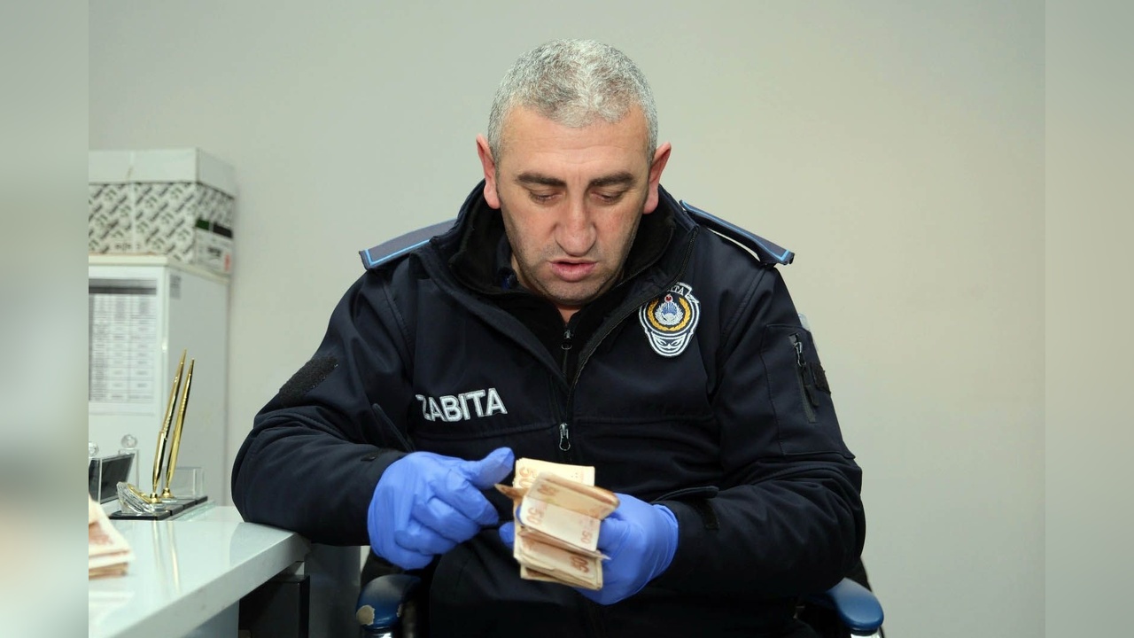Yalova'da Dilenciden Çıkan 164 Bin Lira Zabıta Tarafından Sayıldı