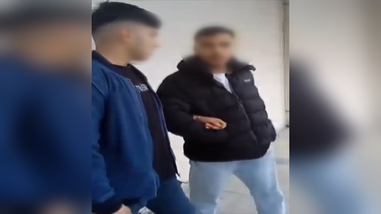 Arnavutköy'de Çocuğa Şiddet Uygulayanlar Kameraya Aldı