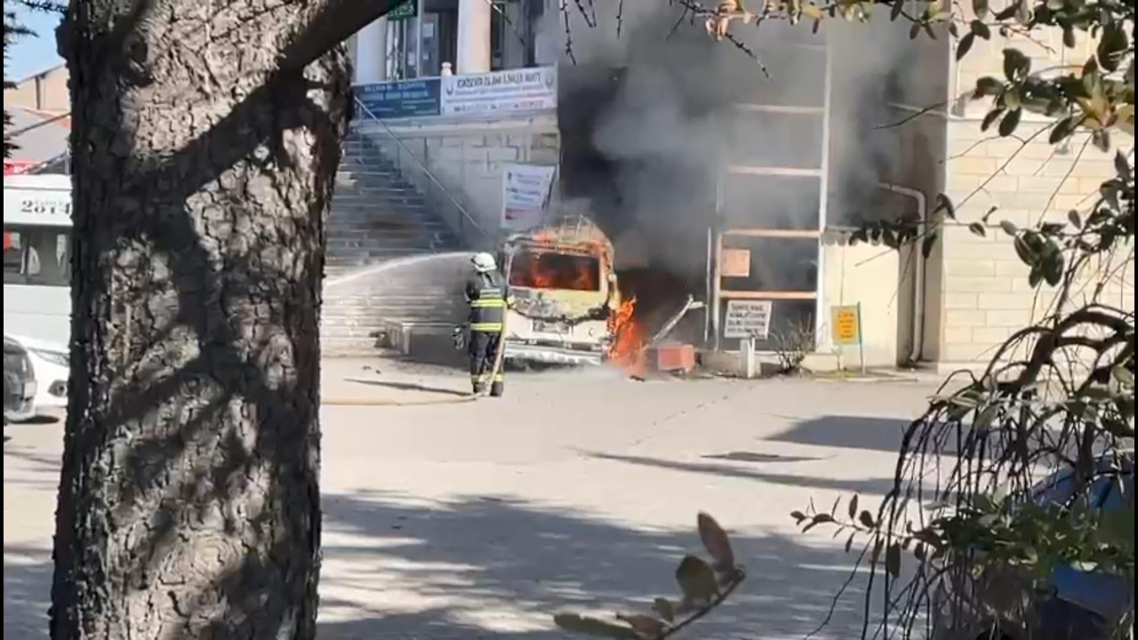 Hafif Ticari Araçta Yangın: 4 Çocuk Kendi Kendine Kurtuldu