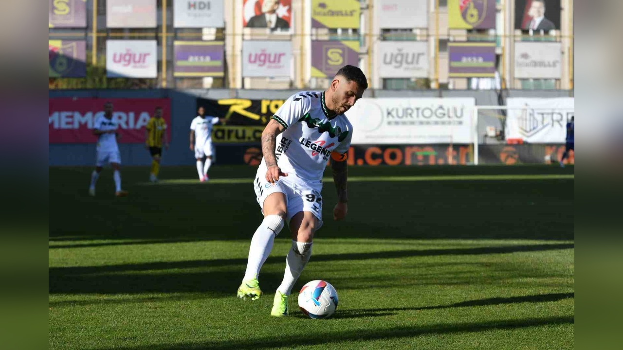 İstanbulspor, Sakaryaspor'u 3-0 Mağlup Etti