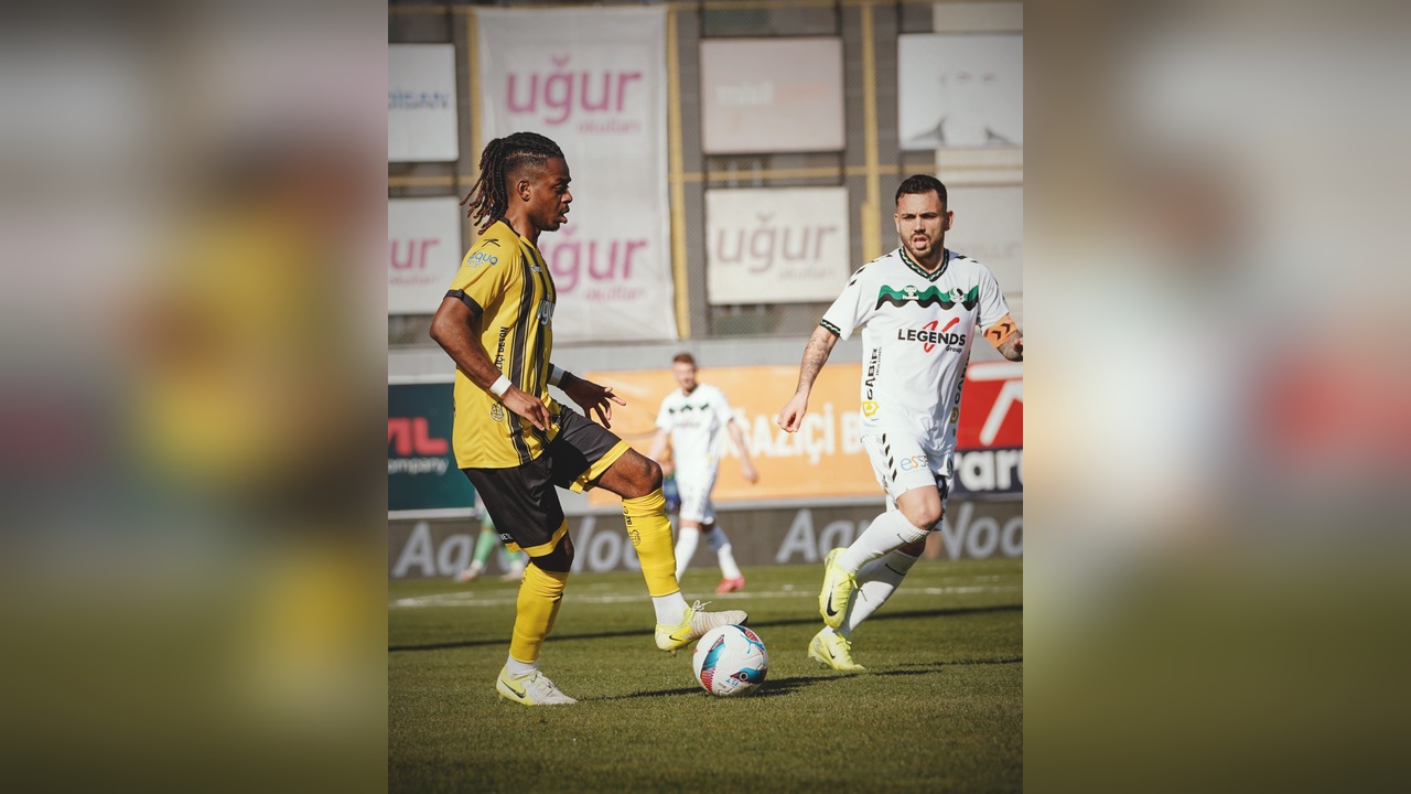 İstanbulspor, Sakaryaspor'u 3-0 Mağlup Etti