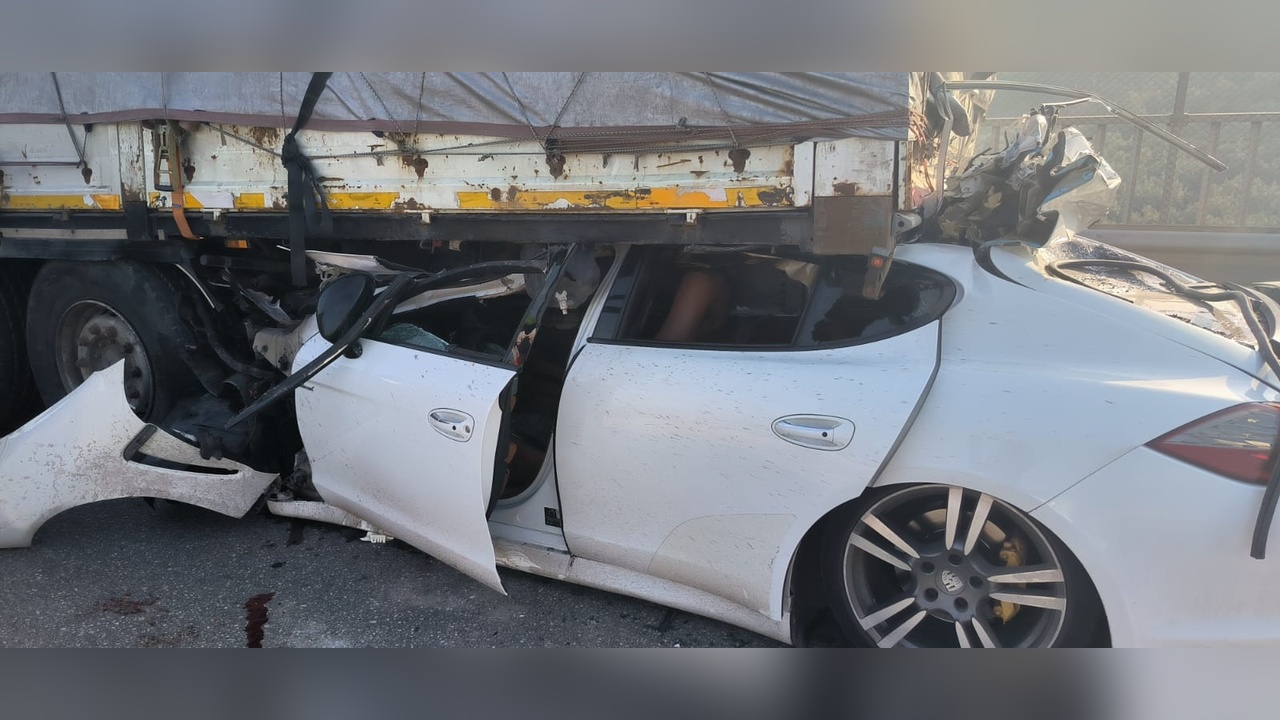 Bursa'da Trafik Kazası: Otomobil TIR'a Çarptı, Sürücü Yaralı