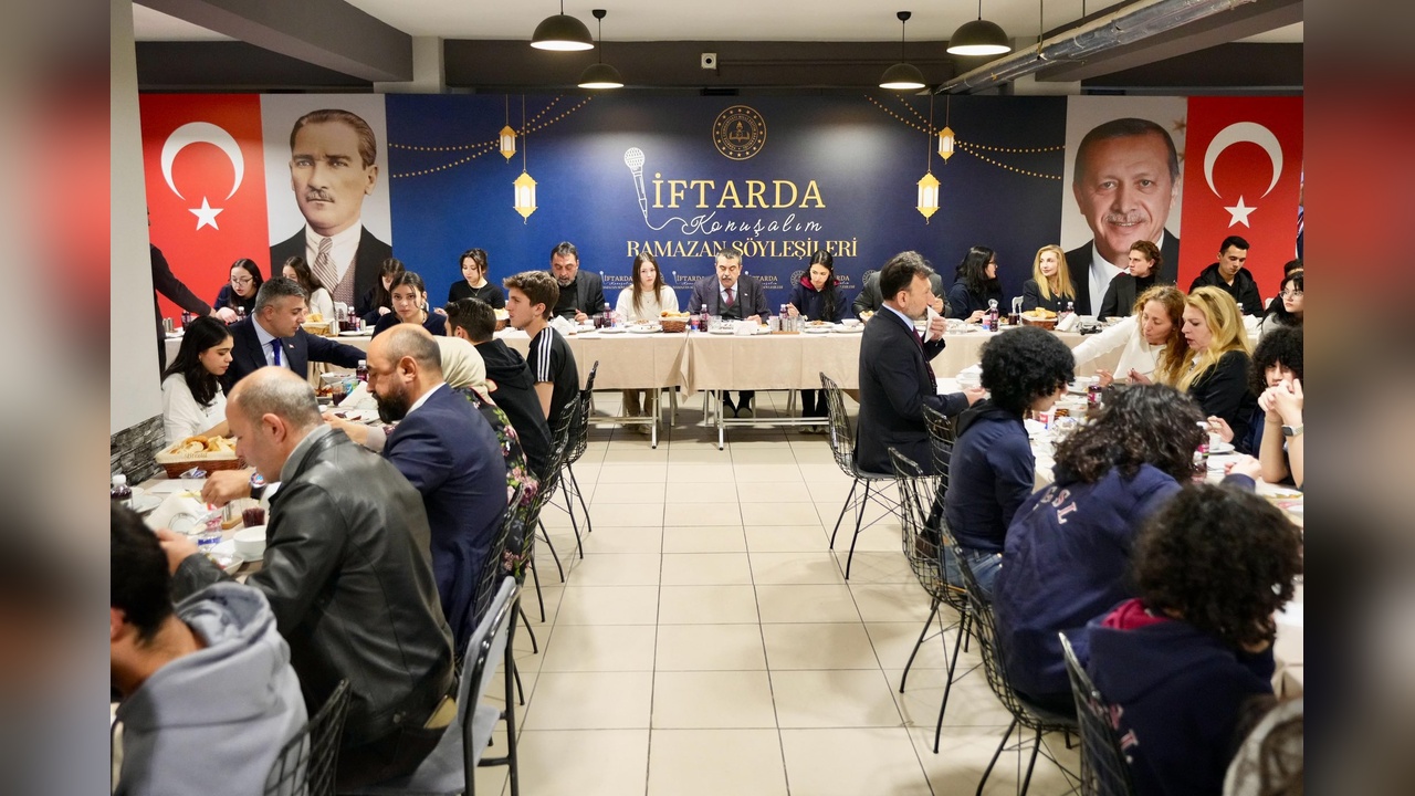 Bakan Tekin Öğrencilerle İftar Yemeğinde Bir Araya Geldi