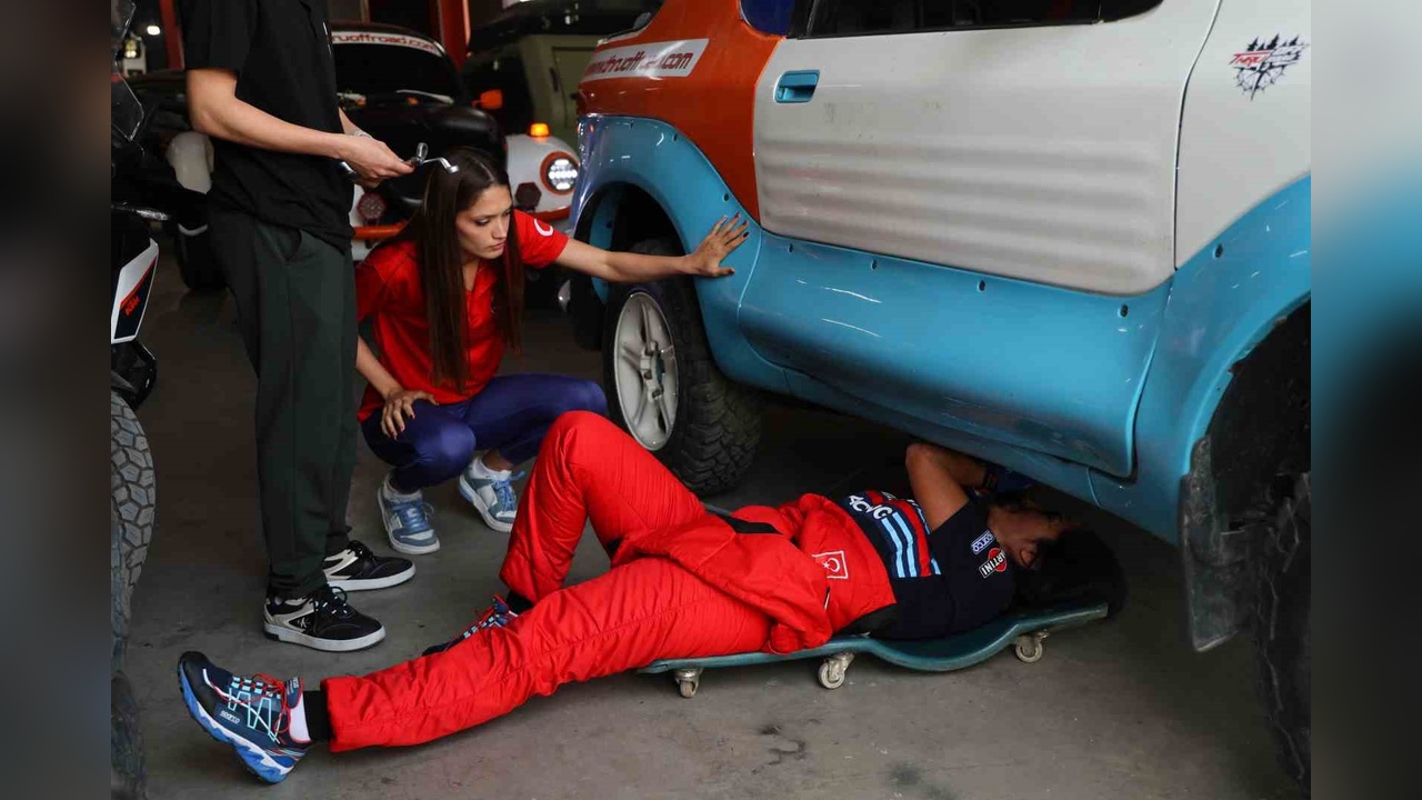 Kadın Off-Road Pilotları Pistlerde Fırtına Gibi Esti
