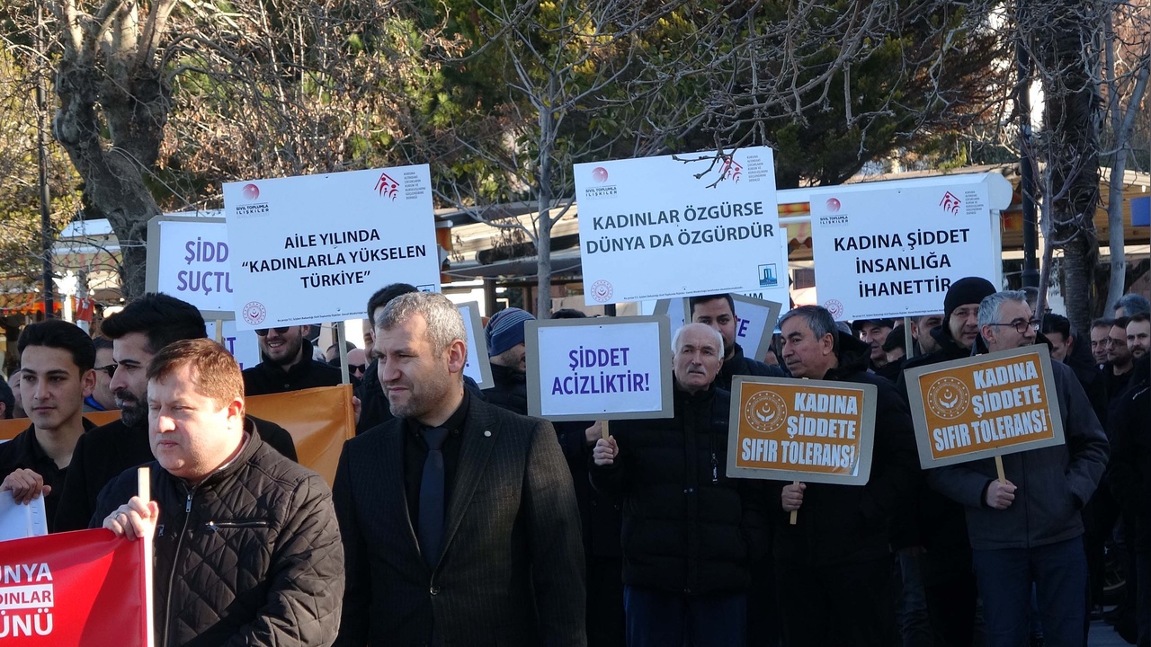 Kadına Yönelik Şiddete Karşı Siyah Kıyafetli Yürüyüş