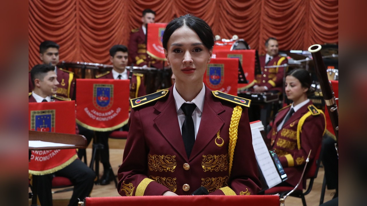 Büşra Astsubay, Jandarma Bandosunun Solisti Olarak Görev Yapıyor