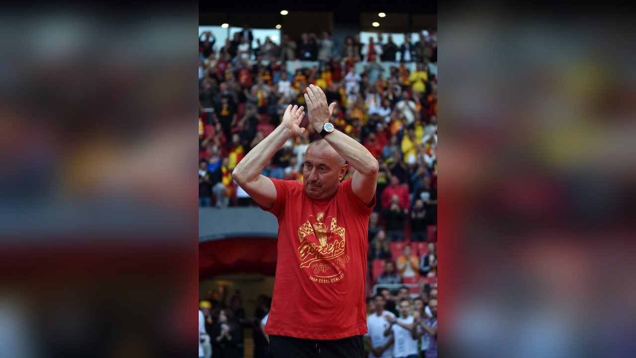 Göztepe'nin Yeni Yıldız İsimlerinden Stoilov'un Kupa Koleksiyonu