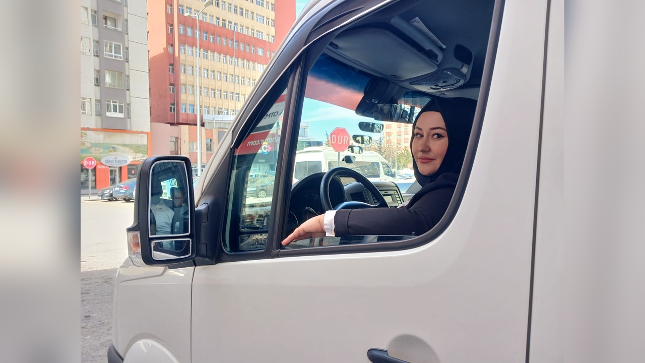 İki Çocuk Annesi Kadın, Servis Şoförü Olarak Hayatını Kazanıyor