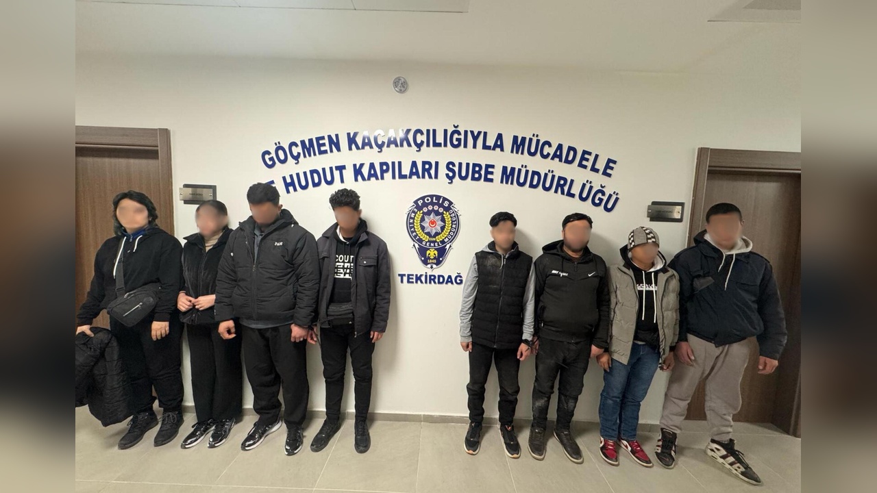 Tekirdağ'da Kaçak Göçmen Operasyonu: 8 Göçmen ve 2 Organizator Tutuklandı