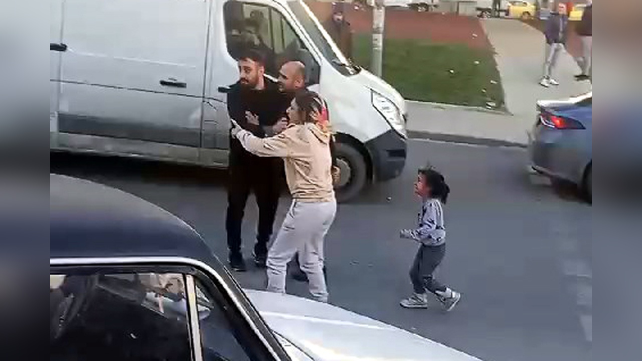 Esenyurt'ta Trafik Kavgası: Genç Çocuk Babasını Koruma İçin Mücadele Etti