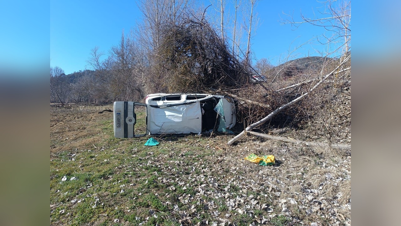 Tarlaya Savrulan Hafif Ticari Araçta İki Kişi Yaralandı