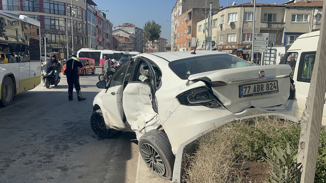 Beton Mikseriyle Çarpışan Otomobil Direğe ve Refüje Çarptı