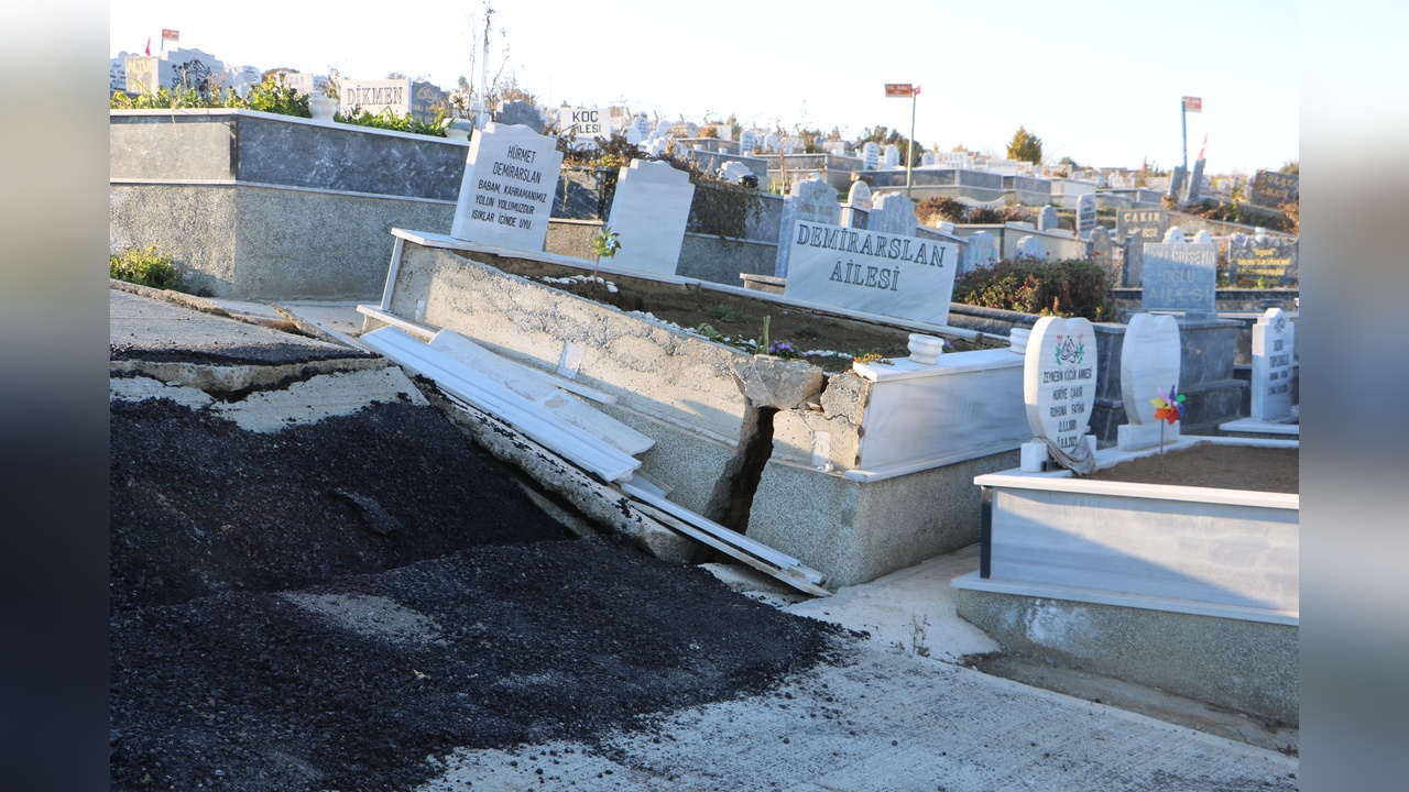 Samsun'da Heyelan Sonucu Mezarlarda Hasar Oluştu