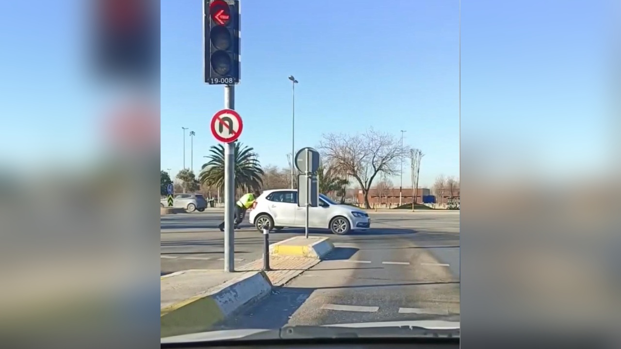 Maltepe'de Trafik Polisi Arızalı Aracı Yol Kenarına İtti