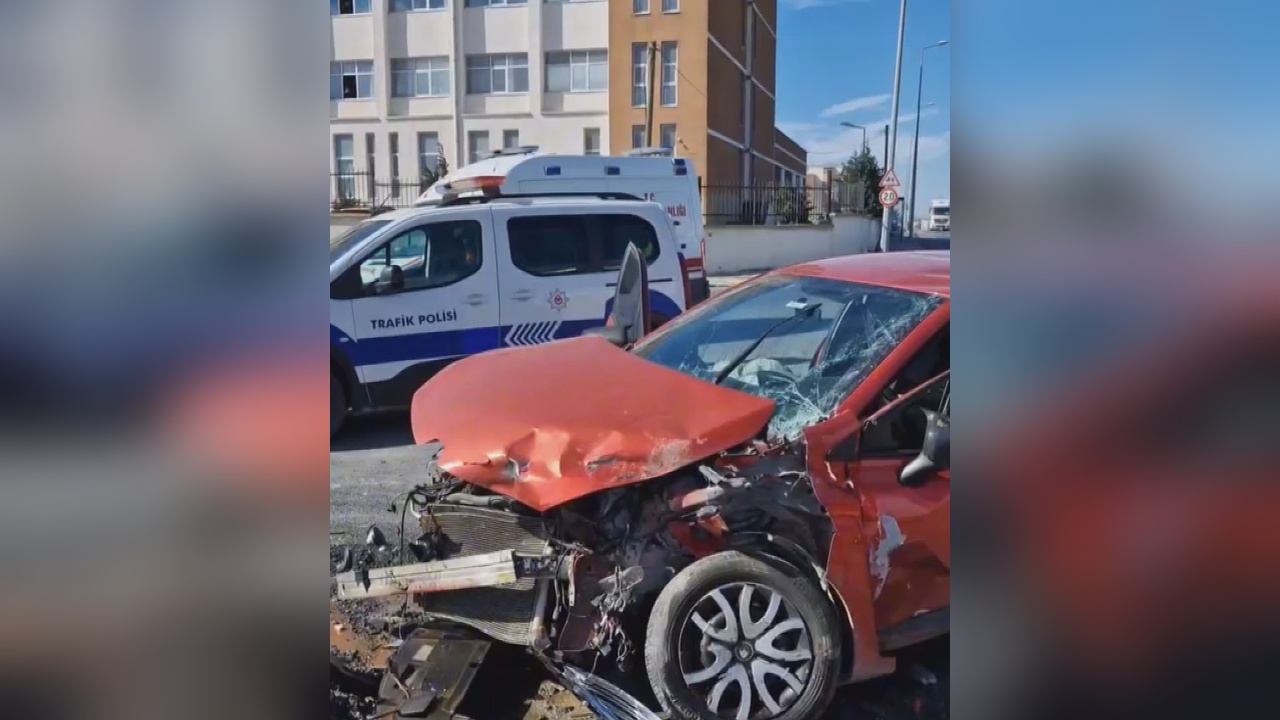 Hadımköy'de TIR ve Otomobil Çarpıştı, Sürücü Yaralı