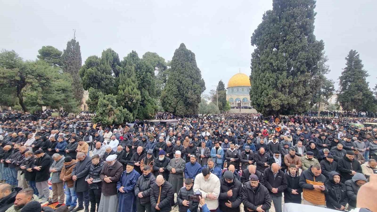 Mescid-i Aksa'da Ramazan'ın İlk Cuma Namazı Yoğun Katılımla Gerçekleşti