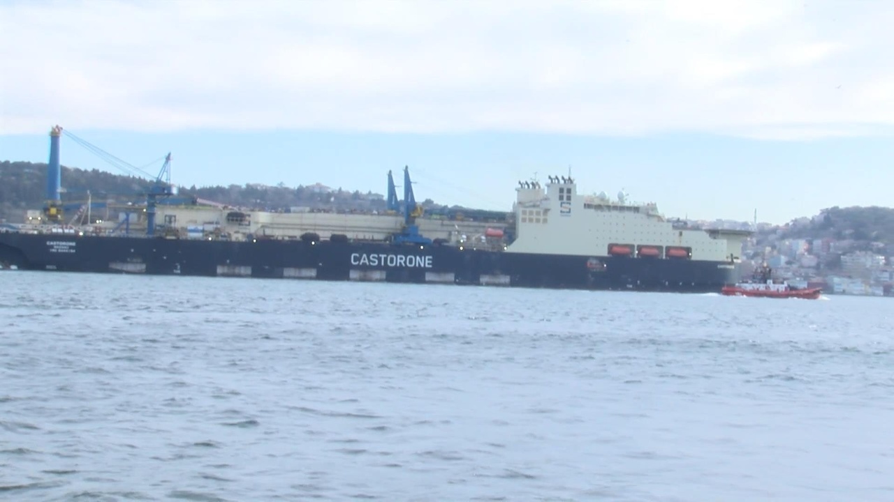 Boru Döşeme Gemisi 'Castorone', İstanbul Boğazı'ndan Geçiş Yaptı