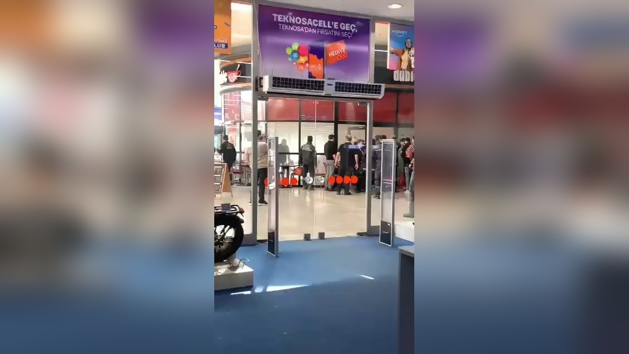 Alışveriş Merkezinde Yangın: 4 Kişi Dumandan Etkilendi