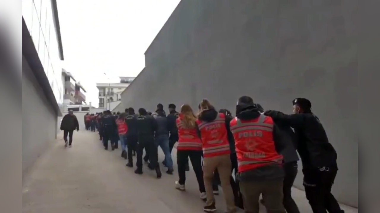 Tekirdağ'da Dolandırıcılık Operasyonu: 22 Kişi Tutuklandı