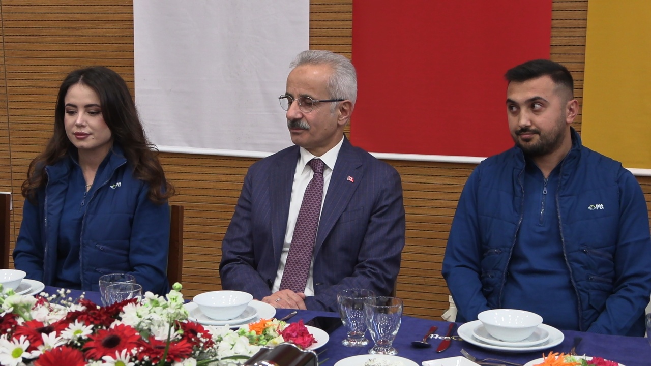 Bakan Uraloğlu, PTT Çalışanlarıyla İftar Yemeğinde Bir Araya Geldi