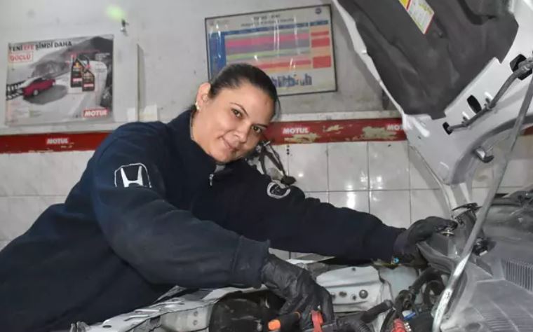 Sanayinin kadın tamircileri, eşlerinden öğrendikleri meslekte usta oldu