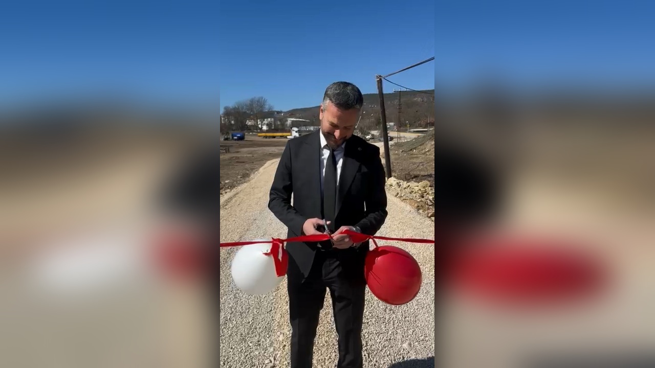 Belediye Başkanı, Kalabalıktan Rahatsız Olunca Köprüyü Tek Başına Açtı