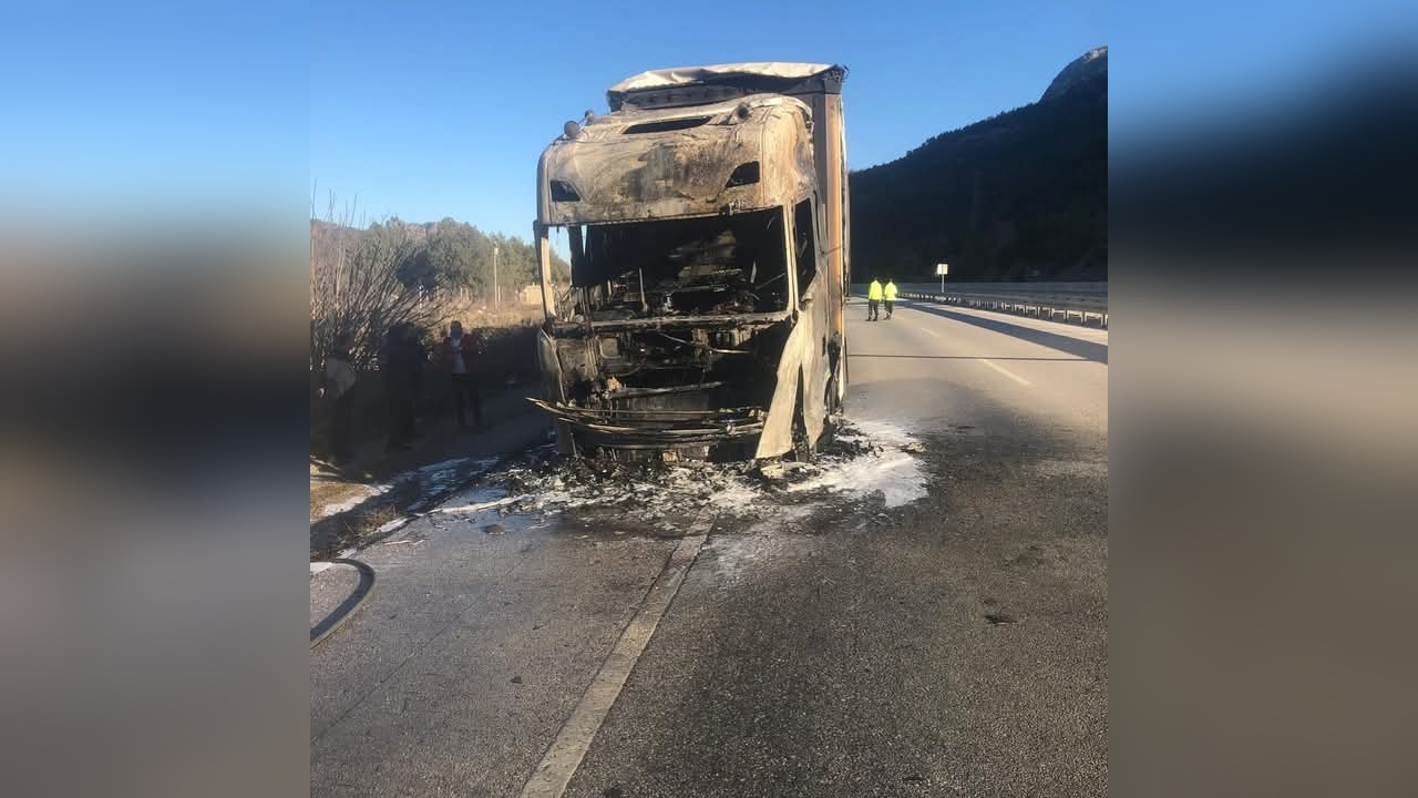Çorum'da Pirinç Yüklü TIR Alev Alev Yandı