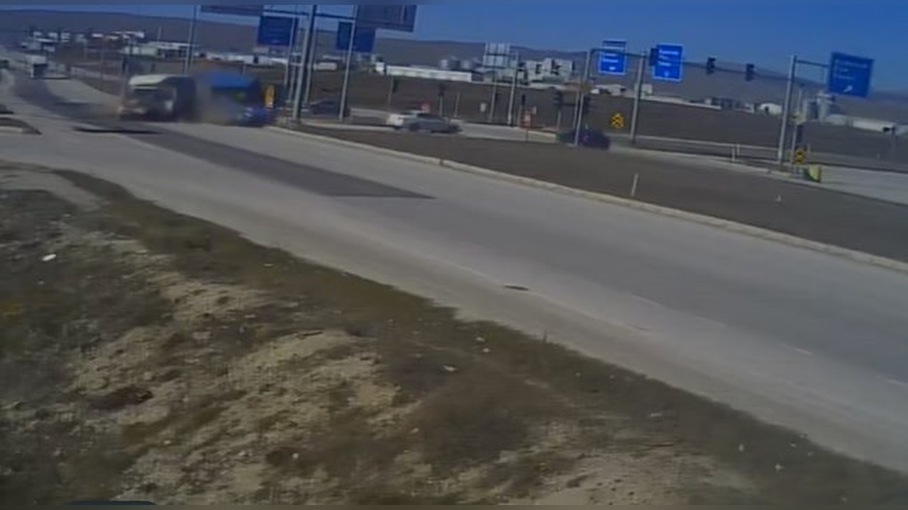 Çorum'da İki Hafif Ticari Araç Çarpıştı, Üç Yaralı