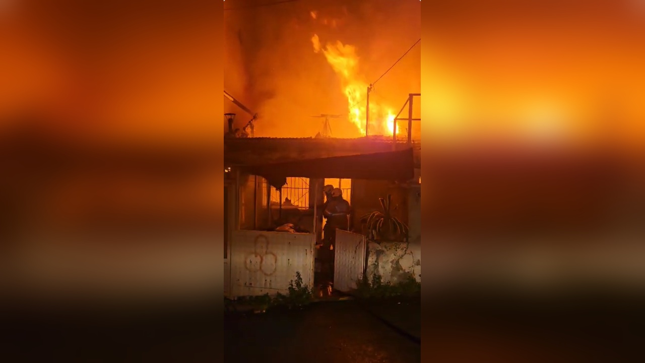 İzmir'de Ev Yangını Kontrol Altına Alındı